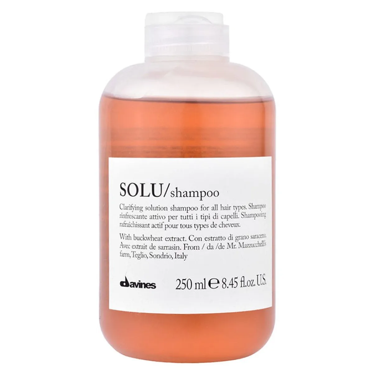 Davines SOLU Shampoo er en dyptrensende sjampo som gir håret en frisk og ren følelse. Den er ideell for å fjerne produktrester og overskudd av olje fra hodebunnen og håret.

SOLU Shampoo er beriket med ekstrakt av sitron, som er kjent for sine rensende og oppfriskende egenskaper. Sjampoen inneholder også ekstrakt av eukalyptus, som bidrar til å stimulere hodebunnen og gi en forfriskende følelse.

Denne sjampoen er egnet for alle hårtyper, og kan brukes daglig for å opprettholde en sunn hodebunn og et rent og friskt hår. Den er også fri for parabener og sulfater, og er derfor skånsom mot både hår og hodebunn.