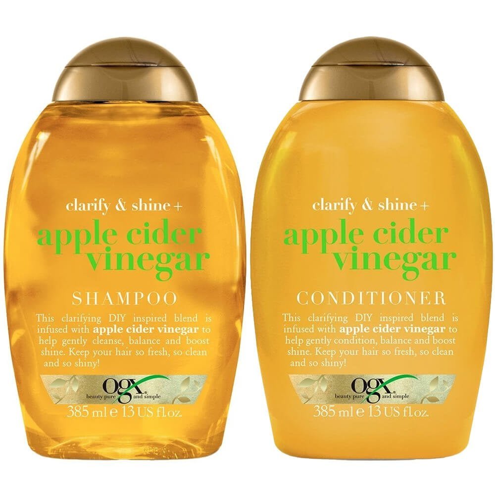 OGX Clarify & Shine+ Apple Cider Vinegar Shampoo er en fuktighetsgivende shampoo som er spesielt utviklet for å rense og gi glans til håret ditt. Den inneholder eplecidereddik, som er kjent for å balansere pH-nivået i hodebunnen og bidra til å fjerne produktrester og overskudd av olje. Shampooen er også beriket med ingredienser som aloe vera og grønn te, som tilfører fuktighet og næring til håret ditt, samtidig som de bidrar til å styrke det. OGX Clarify & Shine+ Apple Cider Vinegar Shampoo er egnet for alle hårtyper og kan brukes daglig for å oppnå et rent og glansfullt hår.