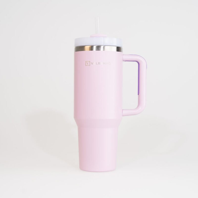 The Tumbler Euphoria er en rosa farget flaske med lokk og sugerør.